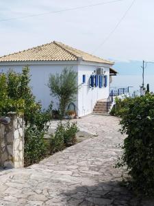 Fotografia z galérie ubytovania Villa Panorama Michalis Haikos two minutes walk to the beach Peroulia v destinácii Kómboi