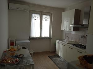 uma cozinha com uma mesa e uma janela em Appartamento in B&B Vesuvio em SantʼAntonio Abate