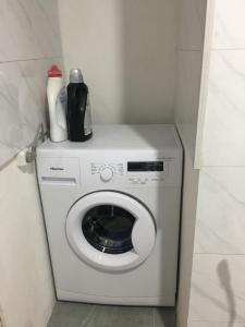 una lavadora con botellas encima en Friendly B&B, en Gyumri