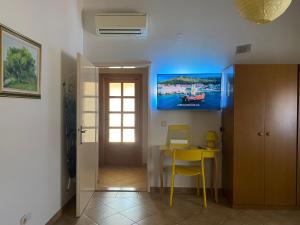TV a/nebo společenská místnost v ubytování Apartment Sandra FREE PRIVATE PARKING