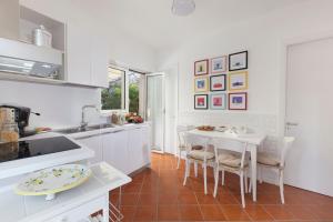 Dapur atau dapur kecil di AMORE RENTALS - Resort Ravenna - Villa Dama