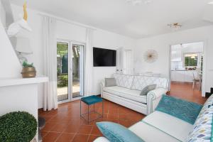 Ruang duduk di AMORE RENTALS - Resort Ravenna - Villa Dama