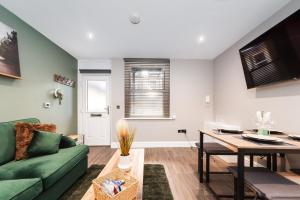 sala de estar con sofá verde y mesa en Modern Apartment in Brighton City centre, en Brighton & Hove