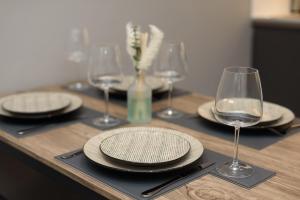 una mesa de madera con platos y copas de vino. en Modern Apartment in Brighton City centre, en Brighton & Hove