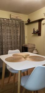 una mesa blanca y sillas en una habitación en M&M San Telmo III en Buenos Aires