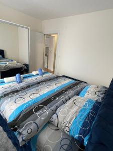 ein großes Bett in einem Zimmer mit Spiegel in der Unterkunft Cvetanov trg LUX 1 in Belgrad
