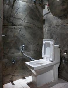 Hotel Joylife- Chottu Ram Chowk Rohtak Haryana的一间浴室