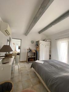 Katil atau katil-katil dalam bilik di Mas des Oliviers, maison avec piscine privative et chauffée LOCAMARGUE +34 gambar