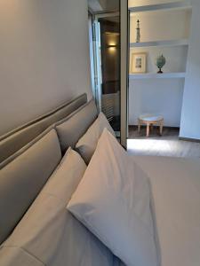 ein Sofa mit Kissen darauf im Zimmer in der Unterkunft M. Szwed. Guest House old Bari in Bari