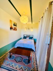 a bedroom with a bed and a table in it at Appartamento Il Torrione in Ansedónia