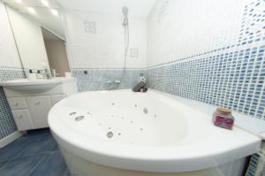 Kúpeľňa v ubytovaní MAGNOLIA-6 Min de la Gare - Baignoire Balnéo- Wifi Gratuit
