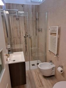bagno con doccia, lavandino e servizi igienici di M. Szwed. Guest House old Bari a Bari