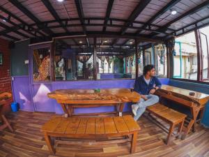 Posedenie v ubytovaní Aarogya Hostel and Restaurant