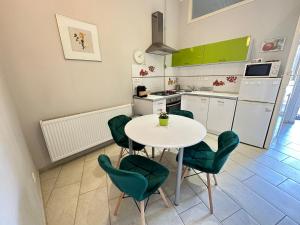 Kuchyňa alebo kuchynka v ubytovaní ORANGEHOMES One Bedroom Cozy Apartment + 6 fotografií