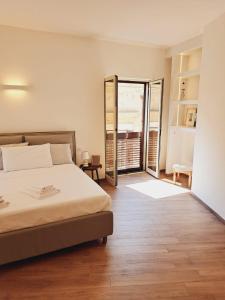 1 dormitorio con 1 cama y puerta a un balcón en M. Szwed. Guest House old Bari, en Bari
