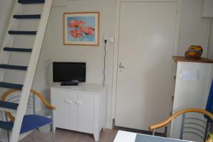 TV a/nebo společenská místnost v ubytování Klaproosje aan zee - Mr. Schoenmakerpad 1