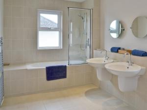 a bathroom with two sinks and a shower at Little Stretton in Bigbury on Sea
