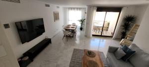TV a/nebo společenská místnost v ubytování Luxury apartment in the heart of Moraira & 200mtrs from the sea