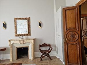 een kamer met een open haard en een houten deur bij Appartement Jausiers, 4 pièces, 8 personnes - FR-1-165B-18 in Jausiers