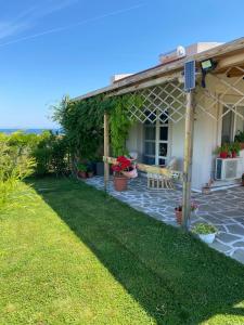 un porche de una casa con patio en Samothraki - sea, mountain, quiet en Palaiopoli