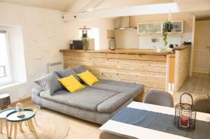 a living room with a couch and a kitchen at MAGNOLIA-6 Min de la Gare - Baignoire Balnéo- Wifi Gratuit in Melun