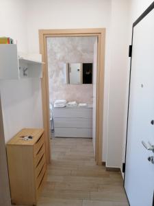 um corredor com uma casa de banho com um lavatório e um espelho em Casa Bonello 12 em Sanremo