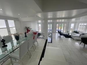 a living room with a glass table and a couch at Casa com vista pro Cristo Redentor in Niterói