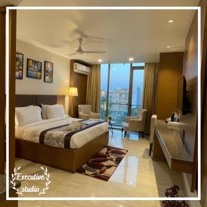 um quarto de hotel com uma cama e uma sala de estar em Saltstayz Executive Studio Apartment em Gurgaon