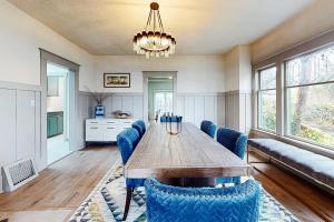 uma sala de jantar com uma mesa de madeira e cadeiras azuis em Tacoma Garden Hideaway em Tacoma