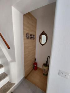 un pasillo de una casa con escalera en Casa Sassello - Appartamento Menta, en Dumenza