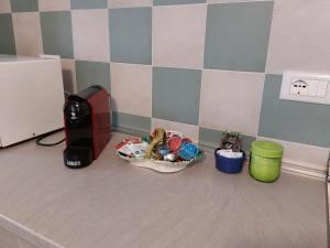 una barra de cocina con tostadora y una cesta de comida en Casa Sassello - Appartamento Menta, en Dumenza