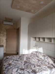 サンレモにあるCasa Bonello 12の部屋の中に大きなベッドがある寝室