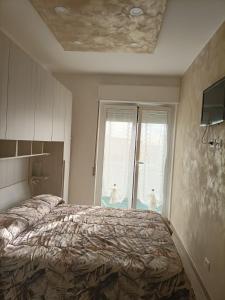 - une chambre avec un lit et 2 fenêtres dans l'établissement Casa Bonello 12, à Sanremo