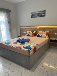 1 dormitorio con 1 cama grande en una habitación en Litsa's Apartment, en Igoumenitsa