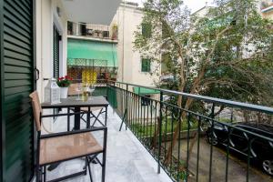- Balcón con mesa y árbol en Luxury Apartment in Garitsa Bay en Corfú