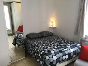 Posteľ alebo postele v izbe v ubytovaní Studio QUARTIER VAUCELLES
