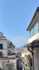 uitzicht op een stad met gebouwen bij Casa MaKiGiò in Vietri