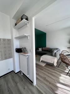 een woonkamer met een bank en een tafel bij Casa Bert - Moderne & Design T2 - Centre Ville - Parking Gratuit in Brive-la-Gaillarde