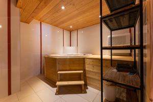 Zdjęcie z galerii obiektu Chalet Mountainside avec sauna et jacuzzi à 200m des pistes w mieście Vars