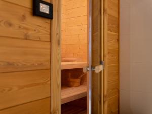 drzwi do sauny z zegarem w obiekcie Chalet Mountainside avec sauna et jacuzzi à 200m des pistes w mieście Vars +23 zdjęcia