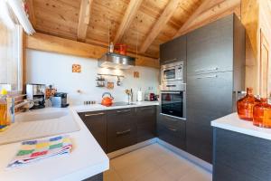 Kuchnia lub aneks kuchenny w obiekcie Chalet Mountainside avec sauna et jacuzzi à 200m des pistes