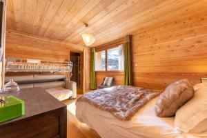 Łóżko lub łóżka w pokoju w obiekcie Chalet Mountainside avec sauna et jacuzzi à 200m des pistes