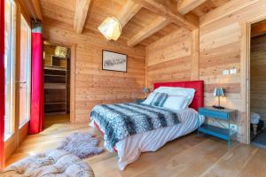 Łóżko lub łóżka w pokoju w obiekcie Chalet Mountainside avec sauna et jacuzzi à 200m des pistes