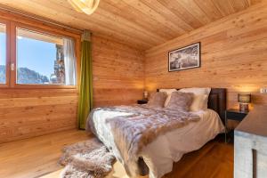 Łóżko lub łóżka w pokoju w obiekcie Chalet Mountainside avec sauna et jacuzzi à 200m des pistes