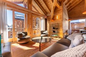 Część wypoczynkowa w obiekcie Chalet Mountainside avec sauna et jacuzzi à 200m des pistes