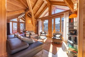 Część wypoczynkowa w obiekcie Chalet Mountainside avec sauna et jacuzzi à 200m des pistes