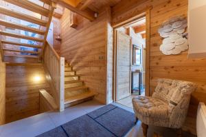 Część wypoczynkowa w obiekcie Chalet Mountainside avec sauna et jacuzzi à 200m des pistes