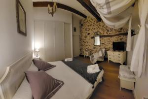 sypialnia z łóżkiem i biurkiem w pokoju w obiekcie Les hauts Brianço w mieście Solignac