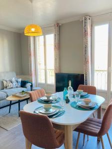 uma sala de estar com mesa e cadeiras em Les Bains Appartement proche de la Mer em Dieppe