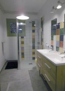 W łazience znajduje się umywalka i prysznic. w obiekcie Bienvenue au gîte de Claret w mieście Casseneuil